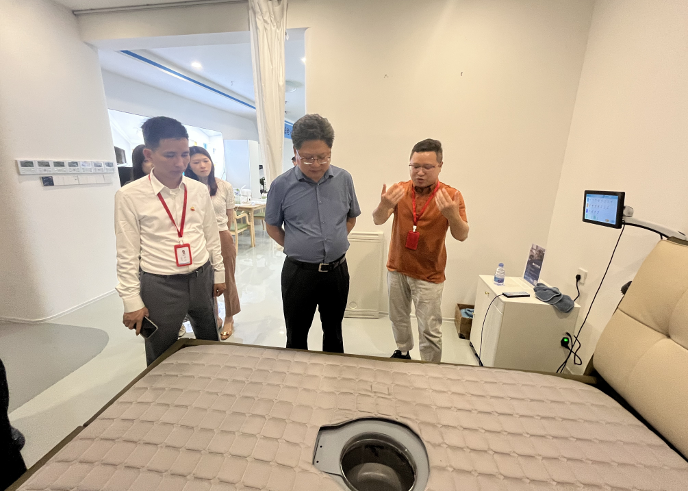 图为周代军在深圳市东部辅助器具智慧体验中心调研